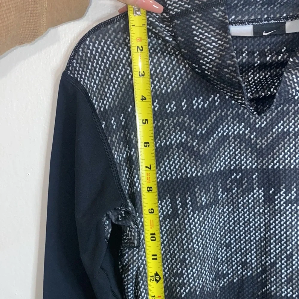 🎱Grey, black and white patterned long sleeved Nike Dri-fit! - Picture 3 of 9